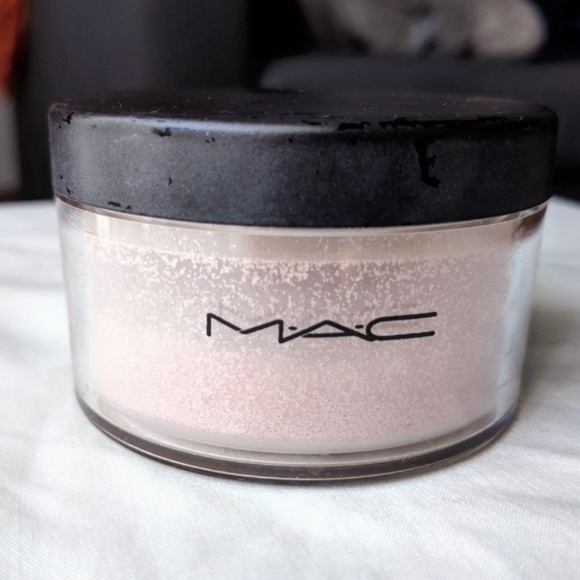 MAC Cosmetics Dolled Up Iridescent Powder 1/3 - Picture 2 of 6